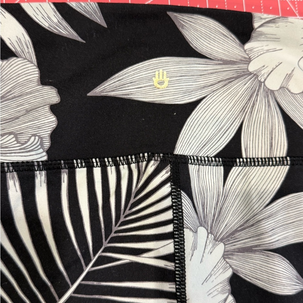 Spiritual Gangster Leggings Tropical Floral Yoga Pants Black White High Rise S - Picture 8 of 8